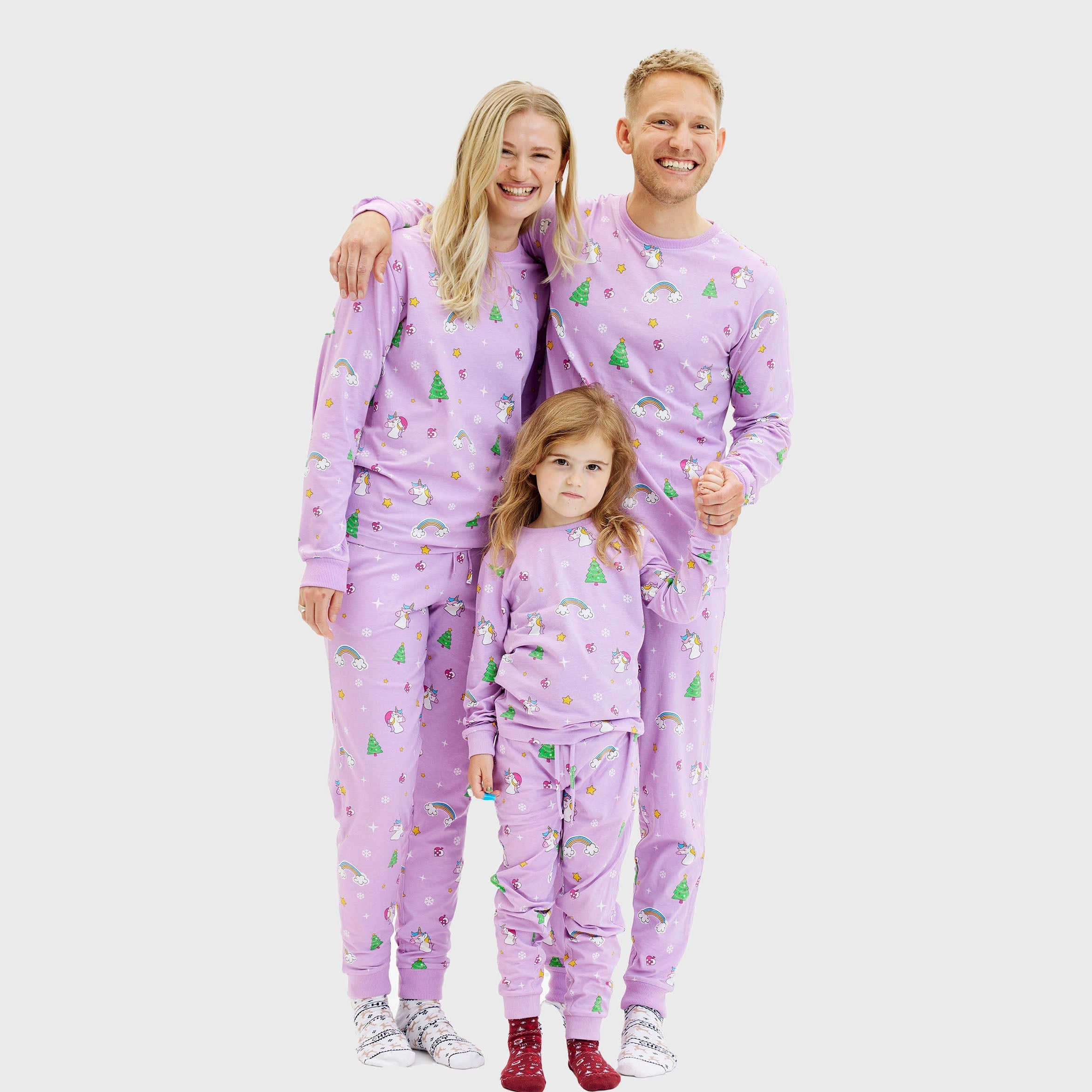 Lila Einhorn-Weihnachtspyjamas für Damen, Herren und Kinder mit buntem Print, nachhaltige Julepyjamas.